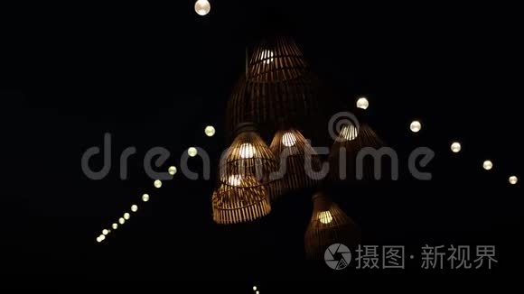 竹编灯在夜里被挂作装饰品视频
