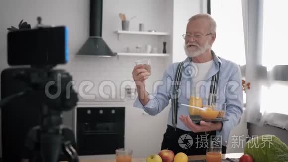 食品博客作者，年长的有影响力的人，带眼镜的视力和胡须，写关于健康产品的博客，并删除。