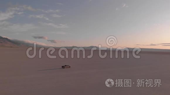 汽车驾驶穿越阿尔福德沙漠视频