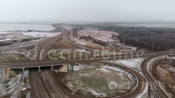 在冬季十字路口移动的汽车和卡车的空中射击是一个大的道路交叉口。 无人驾驶车辆在