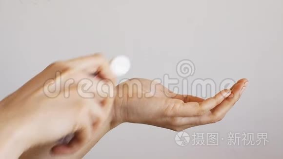 女性用消毒凝胶清洁双手视频