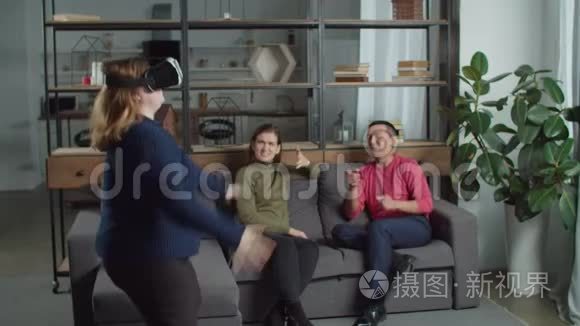 聋人嘲笑朋友玩虚拟现实眼镜视频