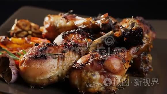 在盘子上旋转烤鸡腿视频