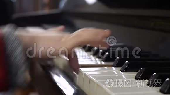 钢琴键盘上的儿童手视频
