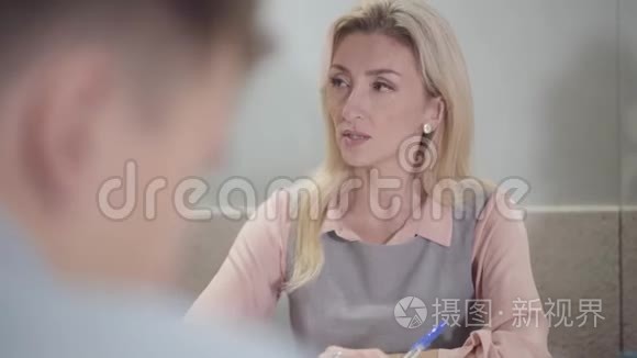 美丽的白人成年女性与同事讨论商业项目的肖像。自信的女CEO