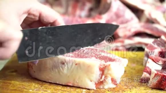 用一把锋利的刀在木板上切肥羊肉