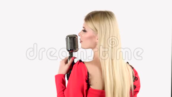 穿红色衣服的歌手正在唱复古麦克风白色背景背面视频的预览图