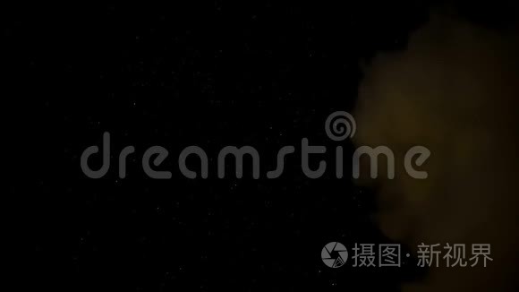 乌云密布的夜空充满了恒星、星系和坠落的恒星运动，形状轻盈