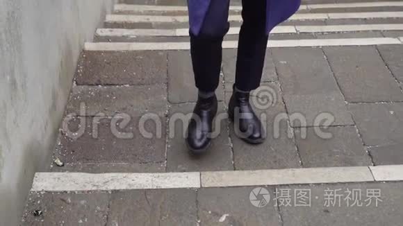 一个人爬上威尼斯桥的楼梯视频