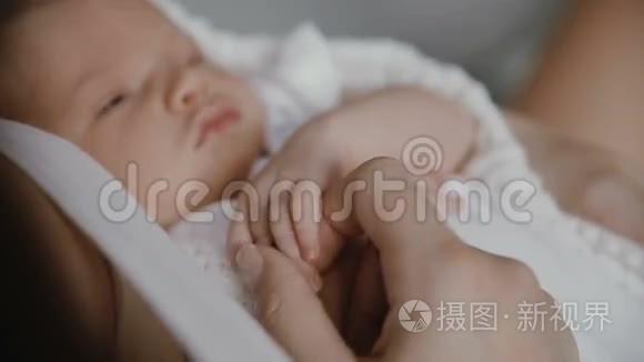 新生婴儿手握成人手指