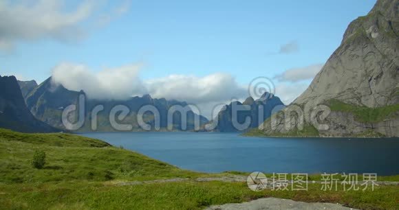 洛福顿，雷恩静态拍摄北欧峡湾和蓝色湖泊。