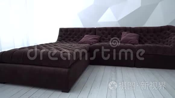 棕色沙发在家具店里视频