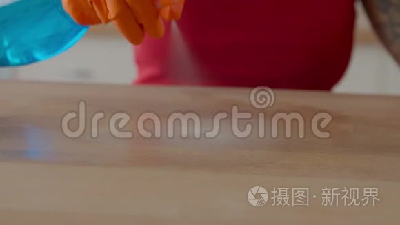客房服务员用洗涤剂清洗桌子视频