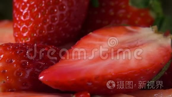 滴在草莓表面的红汁视频