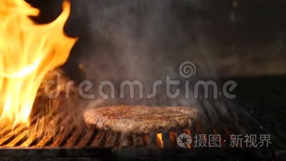 厨师为汉堡慢动作烹饪肉。 在餐馆里烤汉堡肉。 厨师手准备汉堡