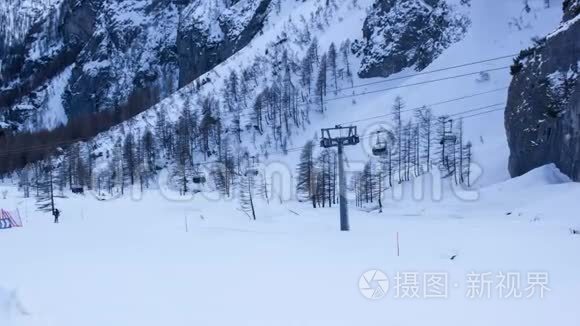 山区索道和滑雪者的时间流逝视频