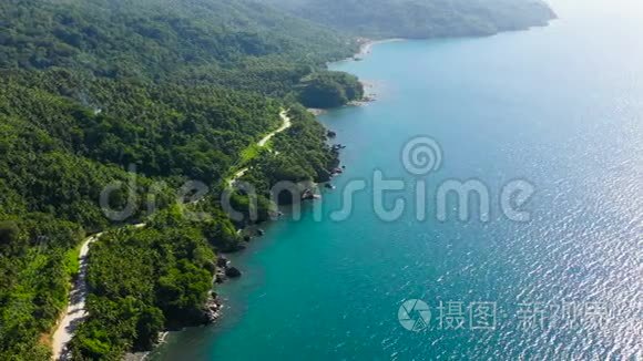 沿海的道路，俯视.. 菲律宾吕宋岛。