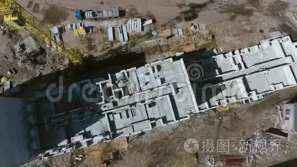 建筑工地上建筑工人高空作业视频