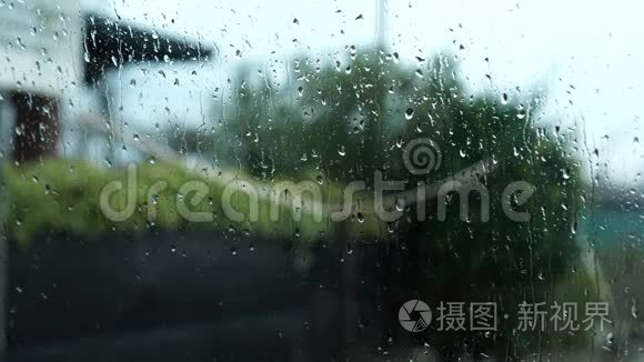 雨滴在白天的窗户上流动视频