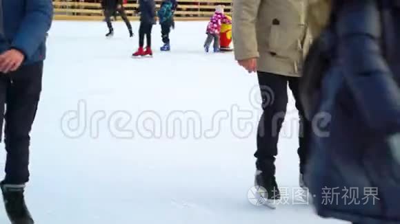 有溜冰场帮手的儿童视频