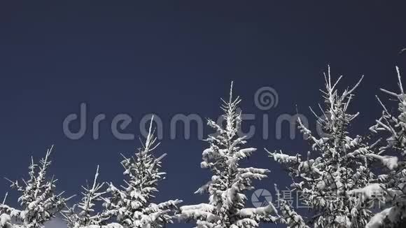 蓝天白云背景下的雪泥