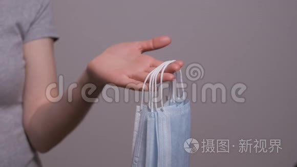 为一名女性志愿者提供医疗面具视频