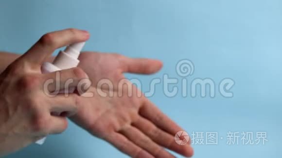 一个人用防腐剂清洁和消毒手。 预防病毒，冠状病毒.. 卫生理念手细..