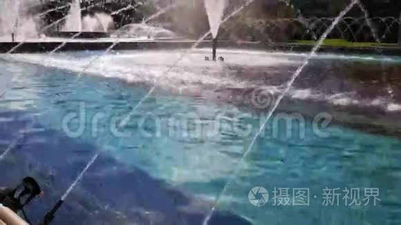 喷泉以拱形形式喷水