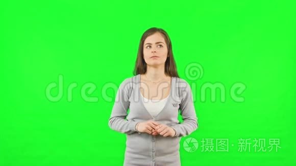 女人舞动绿色色彩关键画面背景视频