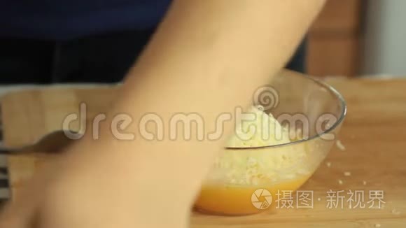 烹调和准备蛋奶饼收据视频
