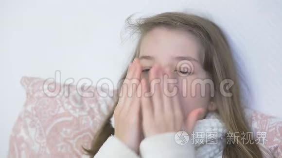 一个感冒的少女躺在床上打喷嚏视频