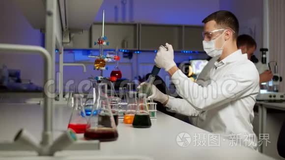 年轻的科学家混合有色液体视频