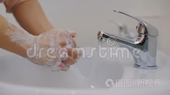 用肥皂和水洗手预防冠状病毒