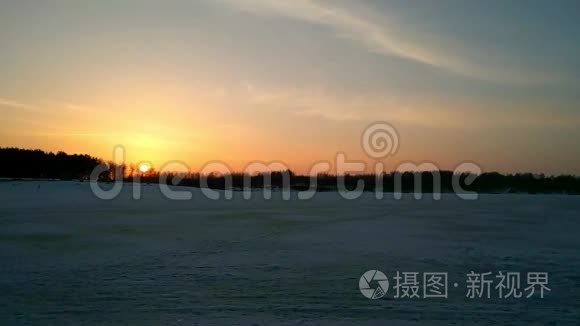 冬天在一个寒冷的夜晚，湖面上的日落景色。