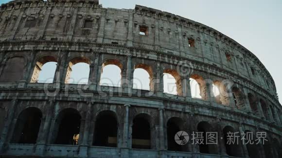 太阳落山穿过竞技场的拱门视频