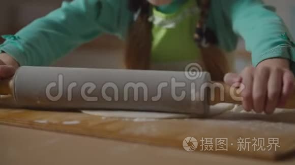 幼儿用擀面杖擀制糕点视频