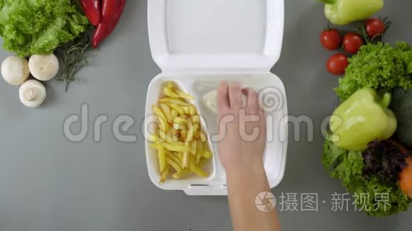 用发泡胶盒包装外卖食品.. 新鲜外卖套餐，含鸡块和炸薯条