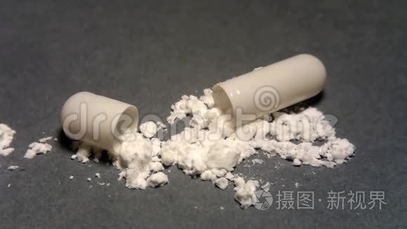 灰底硬胶胶囊和白色粉末视频