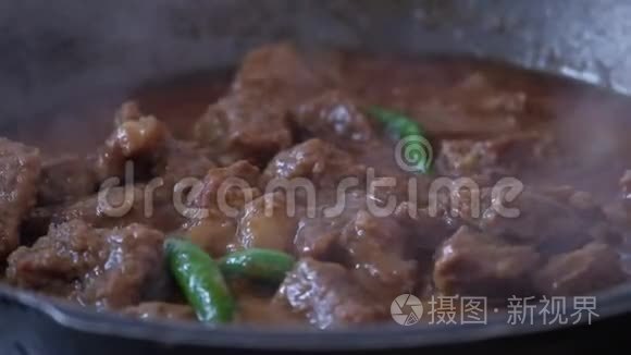 烹制印度式辣牛肉咖喱视频