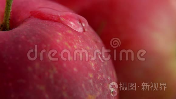 水滴顺着成熟的大红苹果流下