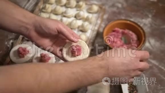 在家做肉饺子的人，俯视风景