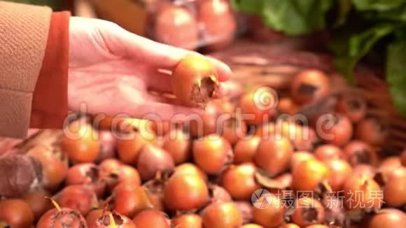 市场上有异国情调的橙浆果视频