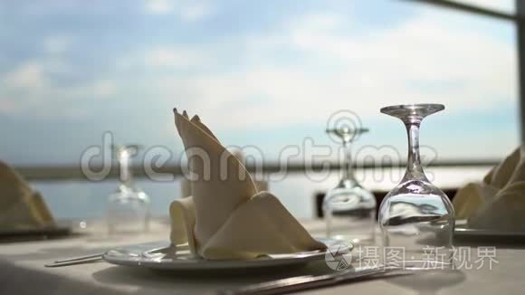提供餐具和毛巾的桌面海景视频