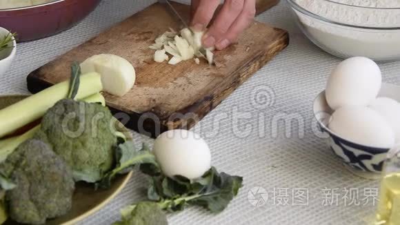 女性手切洋葱的俯视图，健康的食物成分。 均衡饮食