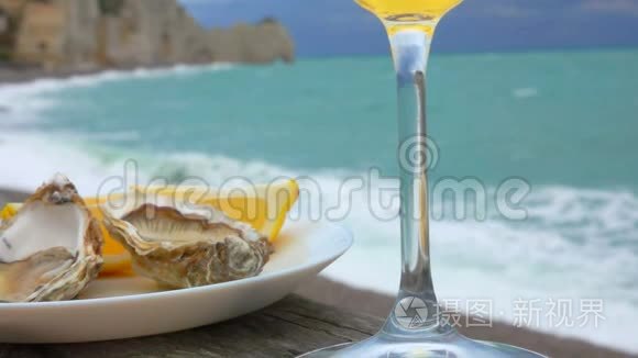白色盘子，在海洋的背景上放新鲜的牡蛎和柠檬