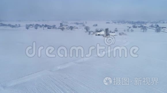 清晨日出的鸟瞰美丽乡村落雪后