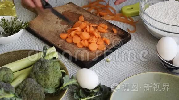女性手切胡萝卜，健康食品成分的俯视图。 均衡饮食