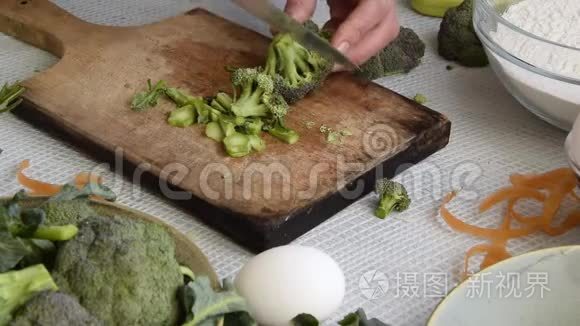 女性手切花椰菜，健康食品成分的俯视图。 均衡饮食