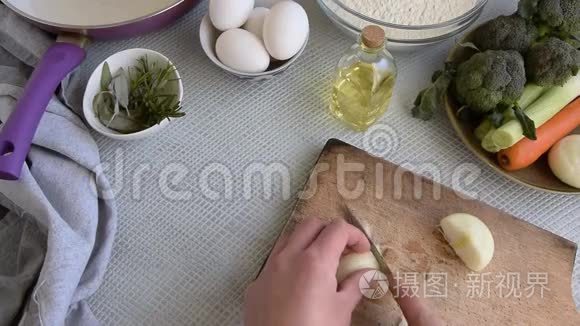 女性手切洋葱的俯视图，健康的食物成分。 均衡饮食