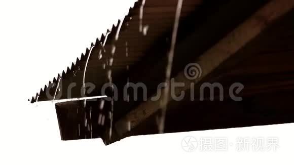 大雨从房子的屋顶流下。